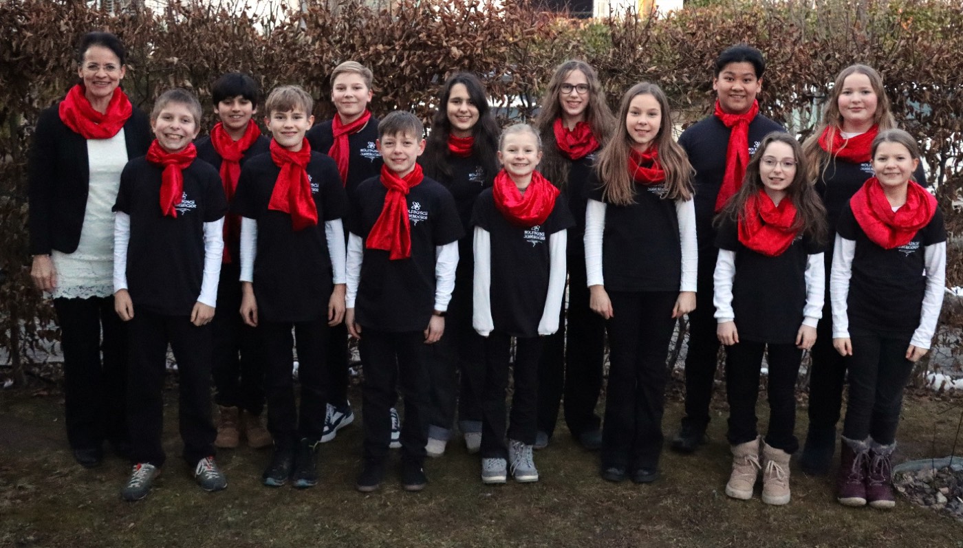 The Wolfbusch youth choir with conductor Edith Hartmann