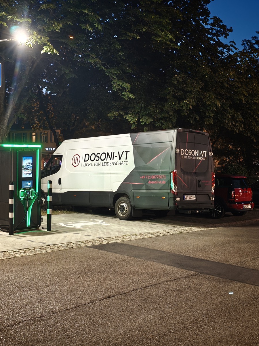 Der Transporter von DOSONI Veranstaltungstechnik am Abend vor der Friedenskirche
