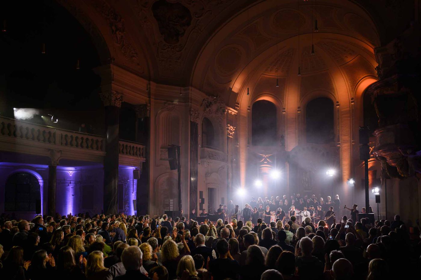 Die voll besetzte Friedenskirche Ludwigsburg beim Spendenkonzert 2024, die Bühne in warmem Licht