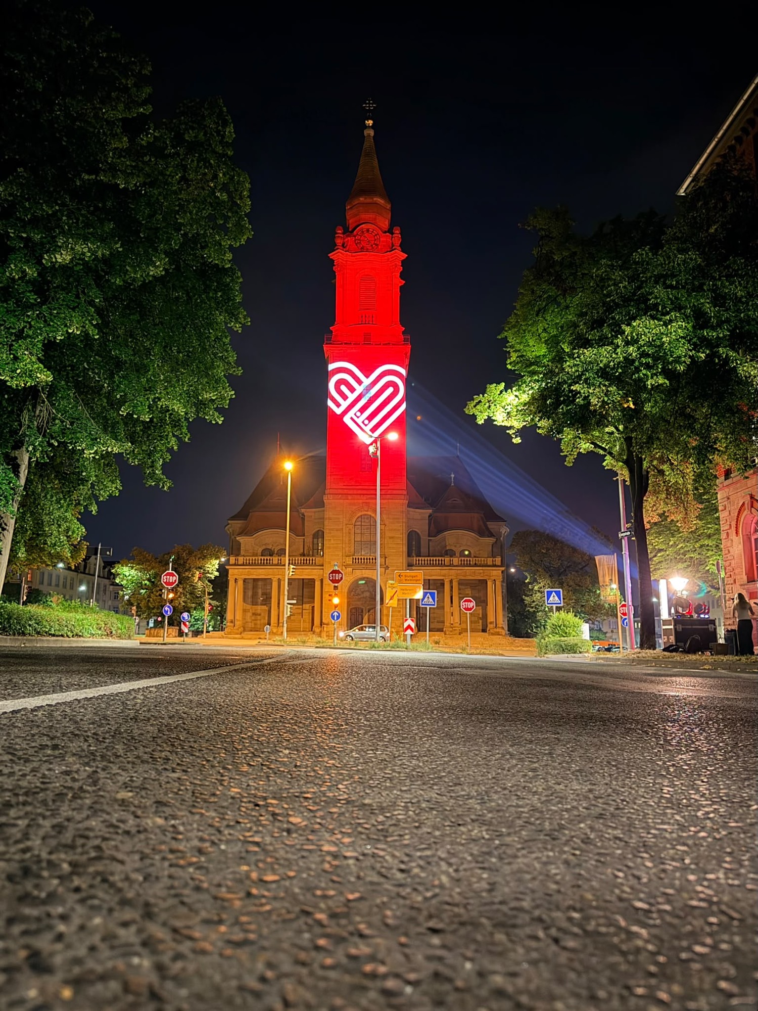 Logo-Projektion auf der Friedenskirche Ludwigsburg, August 2026 (Foto: Patrick Fischer)